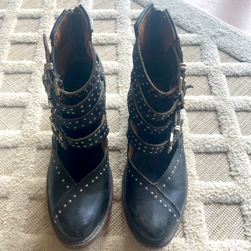 Freebird by Steven Felicity Black Leather Buckle Straps Zip Bootie Sz 8